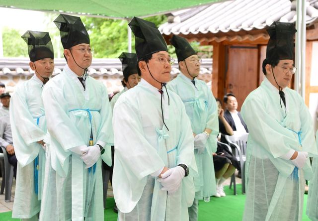 강화 광성보 충장사에서 열린 ‘광성제’에 제관으로 참석한 박용철 강화군수(가운데)와 배준영 국회의원(오른쪽), 한승희 강화군의회 의장(왼쪽 두번째). 강화군 제공