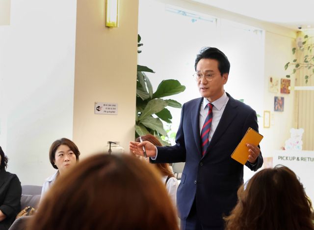 안민석 경기도교육감 당선인이 고양에서 ‘경기교육대전환 경청투어’를 갖고 학부모들과 대화하고 있다. 당선인 캠프 제공