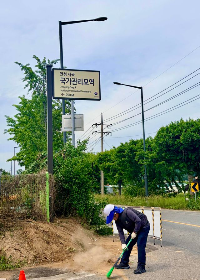 경기동부보훈지청이 10일 안성시 사곡 국가관리묘역 도로진입로 안내판 교체 설치 완료를 완료했다. 경기동부보훈지청 제공