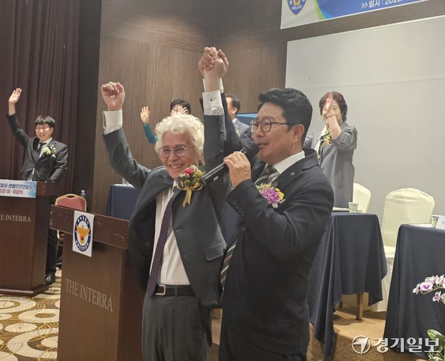 10일 오후 6시30분께 평택경찰서 생활안전연합회가 포승 소재 더인테라호텔에서 열린 회장 이·취임식에서 최태진 이임회장(오른쪽)과 신재훈 취임회장(왼쪽)이 두번을 번쩍 들고 기념 촬영을 하고 있다. 윤동현기자