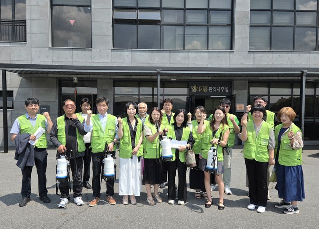 광주시 능평동 지역사회보장협의체는 10일 지역 내 취약계층 가구를 대상으로 해충 방역 지원 활동을 했다. 광주시 제공