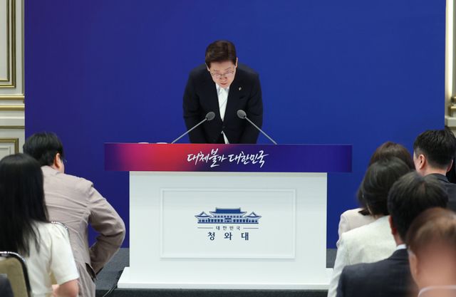 이재명 대통령이 8일 청와대 영빈관에서 열린 취임 1주년 기자회견에서 인사하고 있다. 연합뉴스