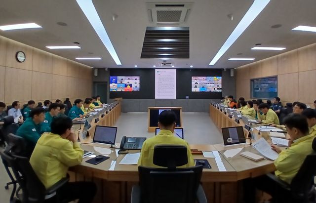 경기도는 10일 도청 재난상황실에서 김규식 안전관리실장 주재로 ‘풍수해·폭염·복구 등 도-시·군 합동회의(9차 TF)’를 열고, 전방위적인 여름철 인명피해 예방대책을 확정했다.사진은 회의 모습. 경기도 제공.
