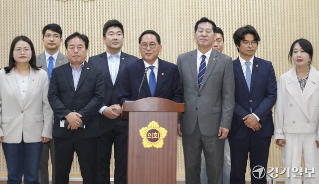 안광률 경기도의회 더불어민주당 의원이 11일 오전 경기도의회 브리핑룸에서 동료의원들과 함께 제12대 도의회 더불어민주당 전반기 대표의원 출마선언 기자회견을 하고 있다. 홍기웅기자