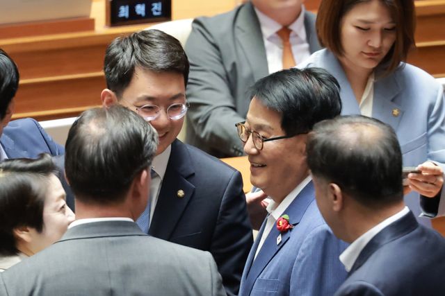 전북 군산·김제·부안을 국회의원 보궐선거에서 당선된 더불어민주당 박지원 의원과 민주당 5선 박지원 의원이 5일 국회에서 22대 국회 후반기 의장단을 선출하기 위해 열린 본회의에서 대화하고 있다. 연합뉴스