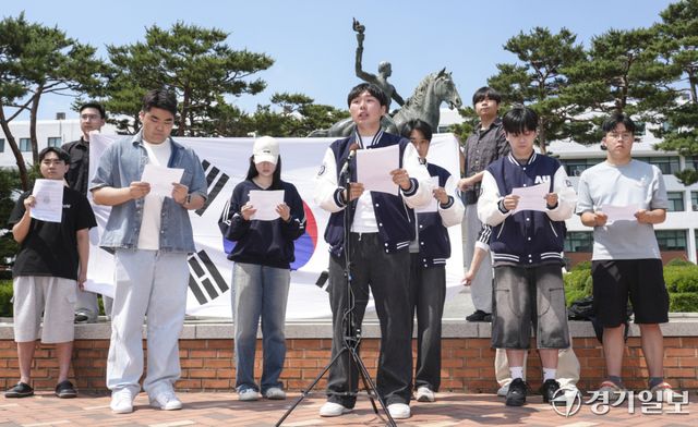 11일 오후 수원특례시 아주대 캠퍼스 선구자상 앞에서 학생들이 투표용지 부족사태에 대한 선거관리위원회 규탄 시국 선언을 하고 있다. 이번 시국선언은 총학생회 주도가 아닌 일반학생 130명이 참여해 진행했다. 홍기웅기자