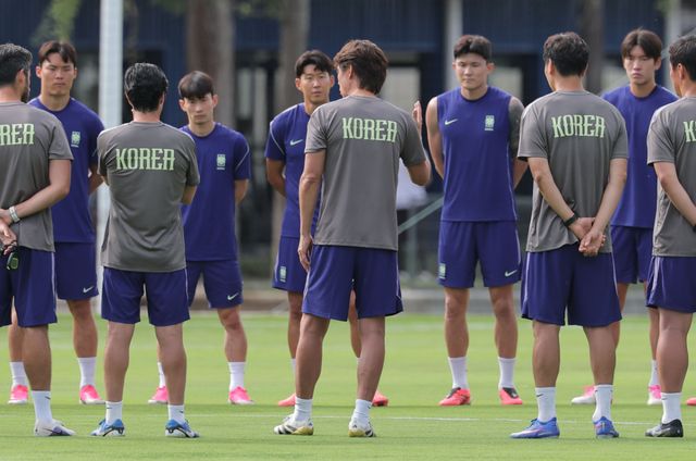 한국 축구 국가대표팀 선수들이 2026 북중미 월드컵 체코와 조별리그 1차전을 하루 앞둔 10일(현지시간) 멕시코 과달라하라 인근 사포판의 치바스 바예 베르데에서 훈련을 하기 앞서 홍명보 감독의 지시 사항을 듣고 있다. 연합뉴스