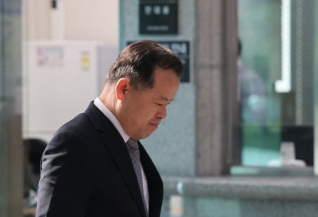 위철환 중앙선거관리위원장 직무대행이 11일 검경 합동수사본부 등의 6·3 지방선거 투표지 부족사태 관련 압수수색이 진행되는 가운데 경기도 과천시 중앙선거관리위원회로 들어가고 있다. 연합뉴스