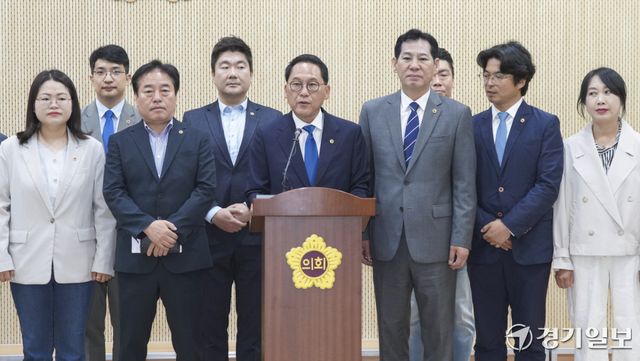 안광률 경기도의회 더불어민주당 의원이 11일 오전 경기도의회 브리핑룸에서 동료의원들과 함께 제12대 도의회 더불어민주당 전반기 대표의원 출마선언 기자회견을 하고 있다. 홍기웅기자
