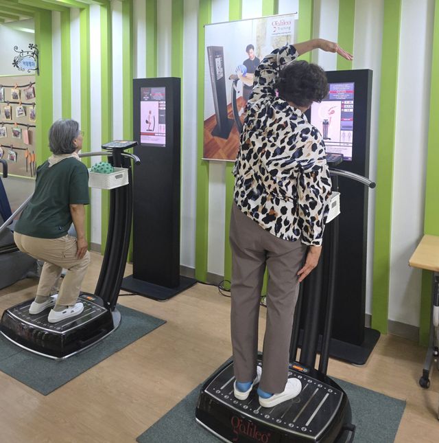 광명시 노인건강증진센터 ‘낙상 예방 운동 프로그램’ 참여자들이 재활운동기기로 다리 근력을 키우고 있다. 광명시 제공