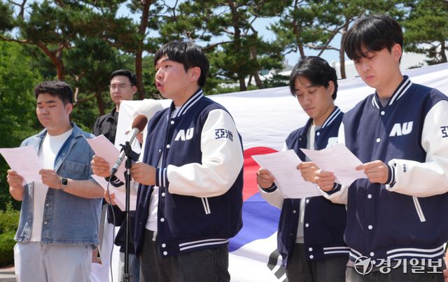 11일 오후 수원특례시 아주대 캠퍼스 선구자상 앞에서 학생들이 투표용지 부족사태에 대한 선거관리위원회 규탄 시국 선언을 하고 있다. 이번 시국선언은 총학생회 주도가 아닌 일반학생 130명이 참여해 진행했다. 홍기웅기자