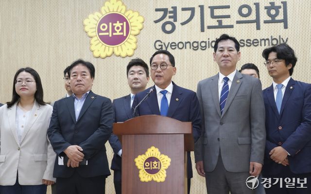 안광률 경기도의회 더불어민주당 의원이 11일 오전 경기도의회 브리핑룸에서 동료의원들과 함께 제12대 도의회 더불어민주당 전반기 대표의원 출마선언 기자회견을 하고 있다. 홍기웅기자