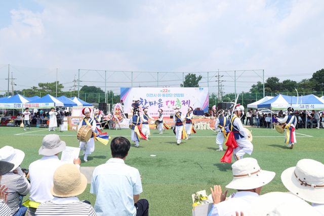 제22회 이천시 이·통장단 연합회 한마음 대축제 개막식에서 이천거북놀이 보존회가 공연을 펼치고 있다. 이천시 제공