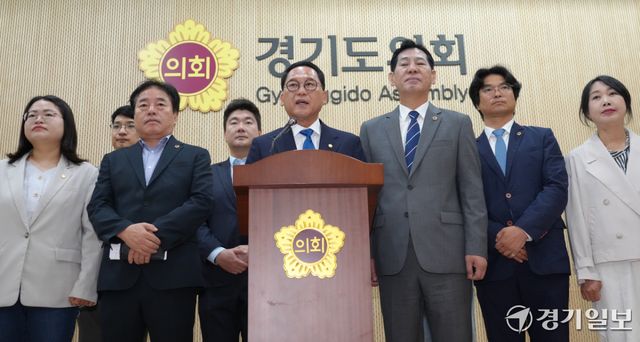 안광률 경기도의회 더불어민주당 의원이 11일 오전 경기도의회 브리핑룸에서 동료의원들과 함께 제12대 도의회 더불어민주당 전반기 대표의원 출마선언 기자회견을 하고 있다. 홍기웅기자