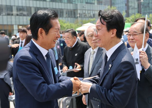 김민석 국무총리와 더불어민주당 정청래 대표가 10일 오전 서울 종로구 광화문광장에서 열린 제100주년 6·10 만세운동 기념식이 끝난 뒤 대화하고 있다. 연합뉴스