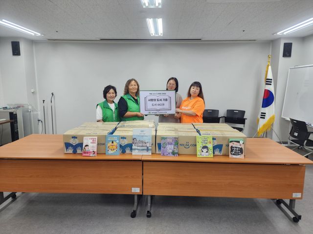 남양주시는 10일 새마을금고 남양주시지부가 남양주시 마을공동회관 1층 소회의실에서 도서 기증식을 열었다고 밝혔다. 남양주시 제공