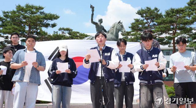 11일 오후 수원특례시 아주대 캠퍼스 선구자상 앞에서 학생들이 투표용지 부족사태에 대한 선거관리위원회 규탄 시국 선언을 하고 있다. 이번 시국선언은 총학생회 주도가 아닌 일반학생 130명이 참여해 진행했다. 홍기웅기자