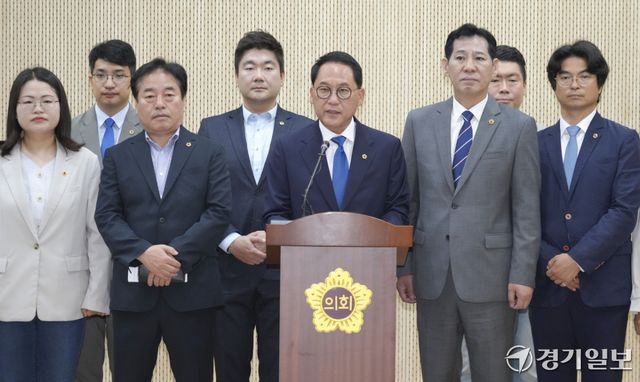 안광률 경기도의회 더불어민주당 의원이 11일 오전 경기도의회 브리핑룸에서 동료의원들과 함께 제12대 도의회 더불어민주당 전반기 대표의원 출마선언 기자회견을 하고 있다. 홍기웅기자