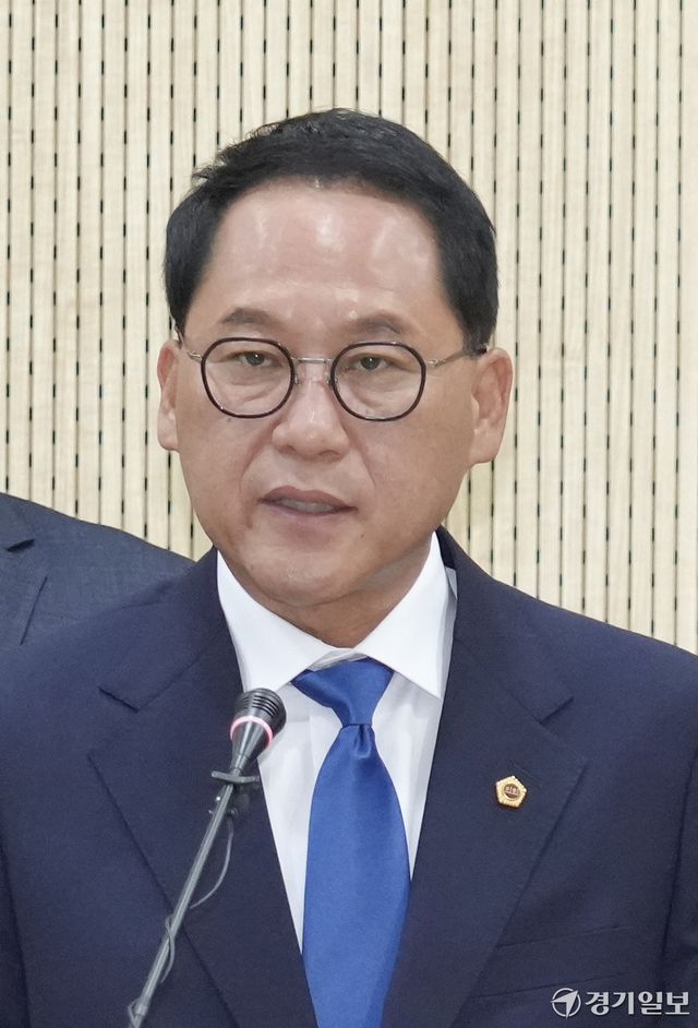 안광률 경기도의회 더불어민주당 의원이 11일 오전 경기도의회 브리핑룸에서 동료의원들과 함께 제12대 도의회 더불어민주당 전반기 대표의원 출마선언 기자회견을 하고 있다. 홍기웅기자