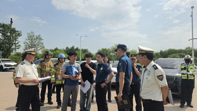 지난 9일 고양시청, 고양소방서, 고양경찰서 합동으로 진행된 침수위험 지역 현장 점검에서 관계자들이 이야기를 나누고 있다. 고양경찰서 제공