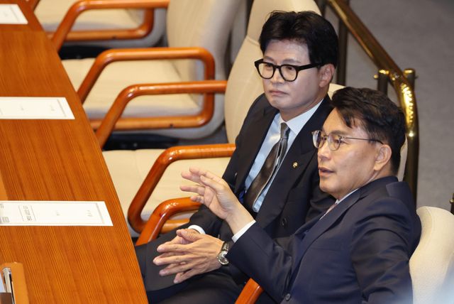 무소속 한동훈 의원과 국민의힘 윤상현 의원이 11일 국회에서 열린 제436회 국회(임시회) 2차 본회의에서 대화하고 있다. 연합뉴스