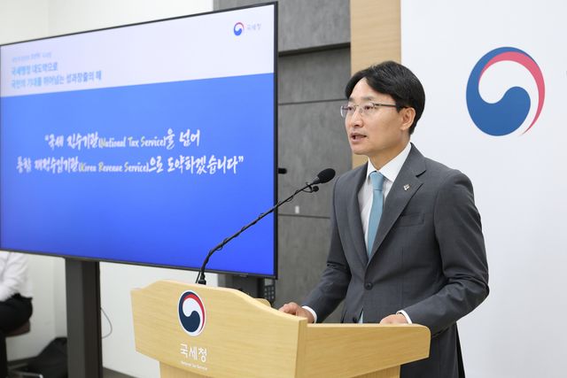 임광현 국세청장이 11일 정부세종2청사에서 국민주권정부 1년간의 성과와 2년 차 주요 업무 추진 방향에 대해 브리핑하고 있다. 국세청 제공