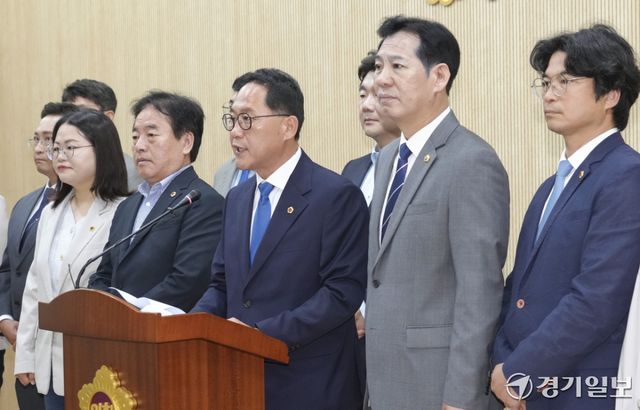 안광률 경기도의회 더불어민주당 의원이 11일 오전 경기도의회 브리핑룸에서 동료의원들과 함께 제12대 도의회 더불어민주당 전반기 대표의원 출마선언 기자회견을 하고 있다. 홍기웅기자