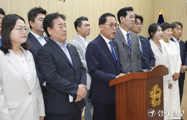 안광률 경기도의회 더불어민주당 의원이 11일 오전 경기도의회 브리핑룸에서 동료의원들과 함께 제12대 도의회 더불어민주당 전반기 대표의원 출마선언 기자회견을 하고 있다. 홍기웅기자