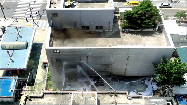 11일 오후 1시32분께 인천 계양구 작전동 전자제품 매장에 불이 난 모습. 인천소방본부 제공