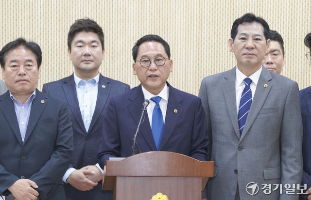안광률 경기도의회 더불어민주당 의원이 11일 오전 경기도의회 브리핑룸에서 동료의원들과 함께 제12대 도의회 더불어민주당 전반기 대표의원 출마선언 기자회견을 하고 있다. 홍기웅기자