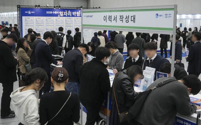 기사의 이해를 돕기 위한 자료 사진으로, 올해 4월 수원컨벤션센터에서 열린 '2026 수원시 일자리 박람회'에서 구직자들이 채용게시대를 살펴보며 구직활동을 하고 있다. 경기일보DB