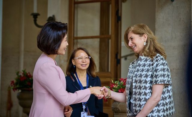 인사하는 김혜경 여사와 라우라 마타렐라 여사. 연합뉴스
