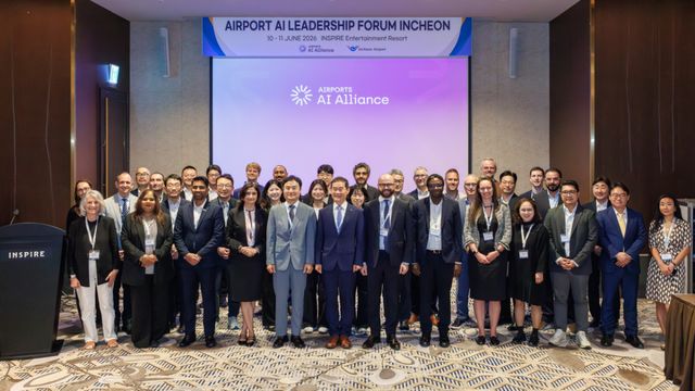 10~11일 인천 중구 영종도 인스파이어에서 열린 ‘공항 AI 리더십 포럼’이 끝나고 참석자들이 단체 기념사진을 촬영하고 있다. 인천국제공항공사 제공