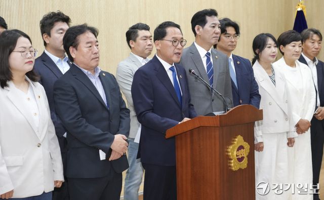 안광률 경기도의회 더불어민주당 의원이 11일 오전 경기도의회 브리핑룸에서 동료의원들과 함께 제12대 도의회 더불어민주당 전반기 대표의원 출마선언 기자회견을 하고 있다. 홍기웅기자