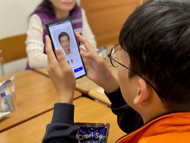 지난해 진행된 실천학교 AI활용 어르신 장수 사진 만들기 봉사활동 모습. 안양시 제공