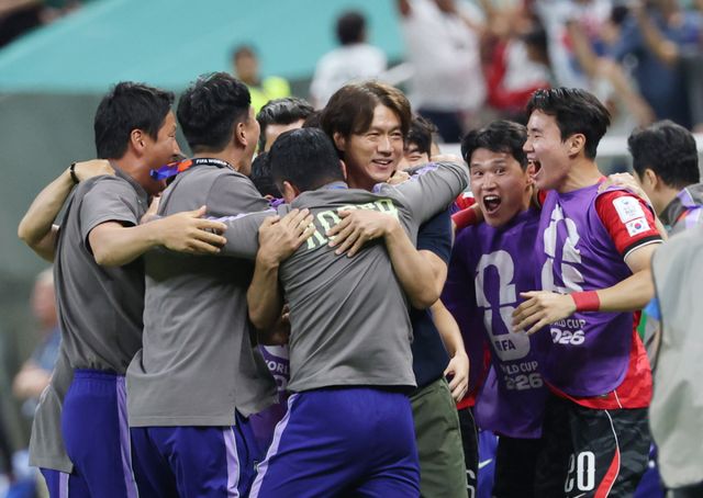 2026 북중미 월드컵 A조 1차전 한국과 체코의 경기가 한국의 2대1 역전승으로 끝나자 홍명보 감독과 선수들이 환호하고 있다. 연합뉴스