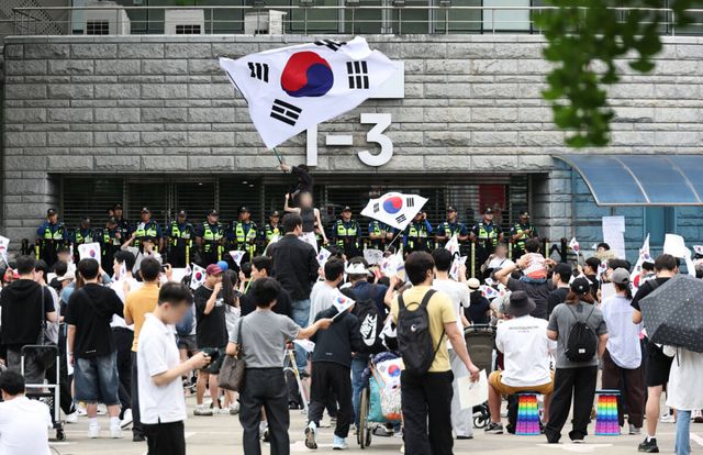 잠실 올림픽공원 앞 개표소 시위 현장 모습. 연합뉴스