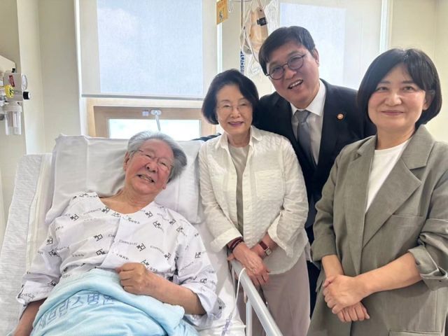 배우 최불암 병문안 간 최휘영 문화체육관광부 장관. 최휘영 장관 페이스북 갈무리