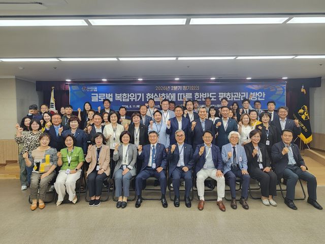 민주평통 부천시협의회는 지난 11일 부천시청 소통마당에서 조용익 부천시장과 자문위원 등 75명이 참석한 가운데 ‘글로벌 복합위기 현실화에 따른 한반도 평화관리 방안’을 주제로 2026년 2분기 정기회의를 개최했다.민주평통 부천시협의회 제공.
