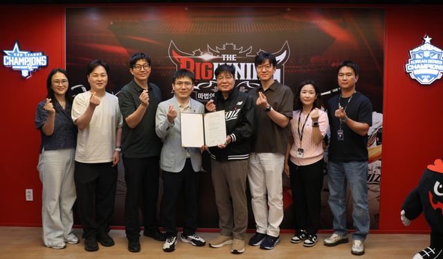 수원시치과의사회와 프로야구단 KT wiz가 업무협약 후 기념사진을 찍고 있다. 수원시치과의사회 제공