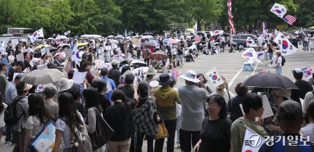 제9회 전국동시지방선거 투표용지 부족 사태에 반발한 시민들이 14일 서울시 송파구 올림픽공원 핸드볼경기장 일대에 모여 애국가를 부르거나, '부정선거, 재선거, 당일투표, 수개표' 요구하는 구호를 외치고 있다. 홍기웅기자