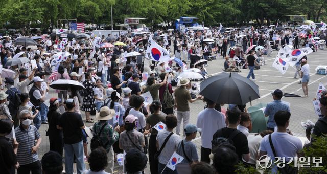 제9회 전국동시지방선거 투표용지 부족 사태에 반발한 시민들이 14일 서울시 송파구 올림픽공원 핸드볼경기장 일대에 모여 애국가를 부르거나, '부정선거, 재선거, 당일투표, 수개표' 요구하는 구호를 외치고 있다. 홍기웅기자
