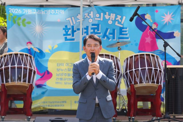 최 당선인은 13일 정약용도서관을 찾아 ‘기후정의 대행진’ 참가자들을 맞이하고 격려했다. 남양주시 제공