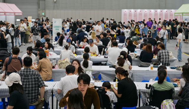 14일 오전 수원컨벤션센터에서 열린 '2026 제3회 경기미 김밥페스타'를 찾은 시민들이 구매한 김밥을 시식하고 있다.