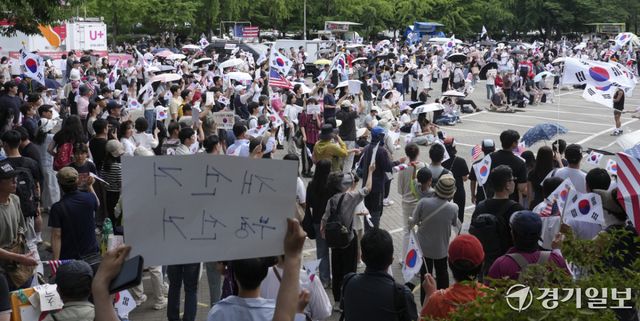 제9회 전국동시지방선거 투표용지 부족 사태에 반발한 시민들이 14일 서울시 송파구 올림픽공원 핸드볼경기장 일대에 모여 애국가를 부르거나, '부정선거, 재선거, 당일투표, 수개표' 요구하는 구호를 외치고 있다. 홍기웅기자