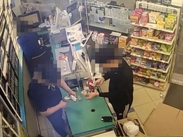 기사와 관련 없는 사진으로 청소년이 편의점에서 담배를 구매하는 모습. 경기일보 자료사진