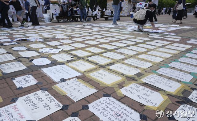 제9회 전국동시지방선거 투표용지 부족 사태에 반발한 시민들이 14일 서울시 송파구 올림픽공원 핸드볼경기장 일대에서 시민들이 도화지에 적은 응원 및 구호 등을 바닥에 게시하고 있다. 홍기웅기자