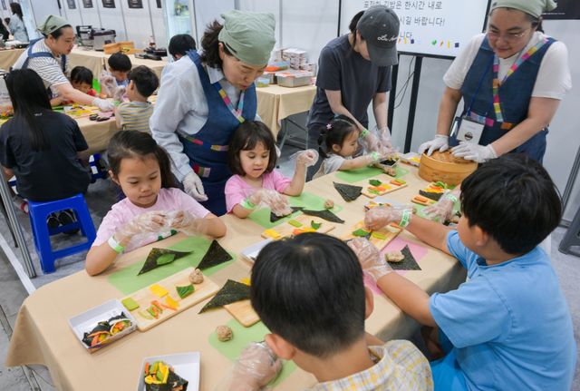 14일 오전 수원컨벤션센터에서 열린 ‘2026 제3회 경기미 김밥페스타’를 찾은 어린이들이 김밥 만들기 체험을 하고 있다.