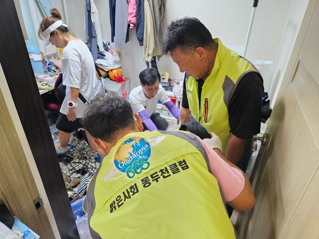 동두천 밝은사회 국제클럽(회장 이덕만)은 13일 희망지킴이 천사운동본부와 함께 장애인 가정을 찾아 주거환경 개선 봉사활동을 진행했다. 국제클럽 제공
