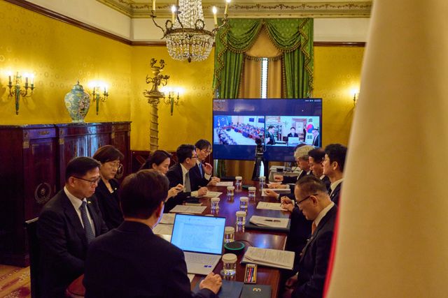 이탈리아를 국빈방문 중인 이재명 대통령이 14일(현지시간) 로마의 한 호텔에서 화상으로 수석보좌관회의를 하고 있다. 연합뉴스
